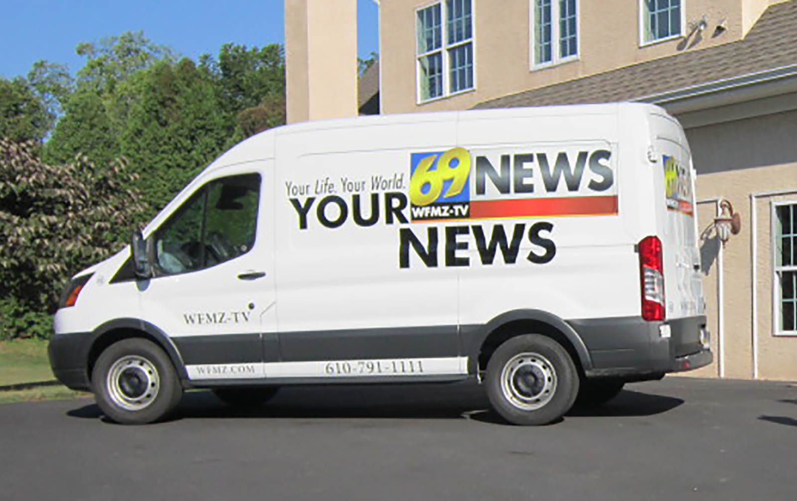 Ньюс ван. News van. Фургон News. Фургон Weazel News. Америка служебные фургоны News.